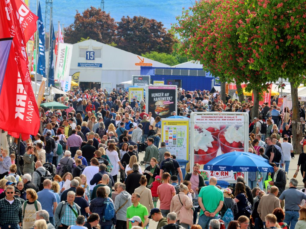 Mannheim. 27APR25 | Maimarkt 2025. Auf Deutschlands größter Regionalmesse präsentieren sich vom 26. April bis 6. Mai Unternehmen und Handwerk, die Stadt Mannheim und das Land Baden-Württemberg  mit Ausflugszielen, Nahverkehr, klimafreundlichen Energien, kreativen Leistungen und aussichtsreichen Berufen für eine starke Zukunft Maimarkt ist der Marktplatz der Region mit einem Riesen-Angebot für fast alle Lebensbereiche: Vom 26. April bis 6. Mai können die Besucherinnen und Besucher auf dem Maimarkt Mannheim Neuheiten ausprobieren, regionale Start-ups kennenlernen, Klassiker neu entdecken und lange geplante Anschaffungen endlich in die Tat umsetzen. Mit mehr als 1.000 Ausstellern in 41 Hallen und dem großen Freigelände ist Deutschlands größte Regionalmesse ein Treffpunkt, auf den sich viele Menschen freuen. BILD- ID 5780 | Bild: masterpress | Markus Proßwitz 27APR25